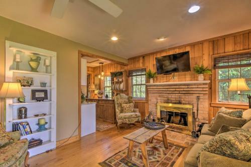 Charming Cottage With Deck - 1 5 Mi To Downtown