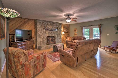 Quiet Home With Fire Pit And Bbq, 5 Mi To Downtown