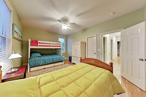Spacious Coastal Escape - 2 Decks - Steps To Beach Home