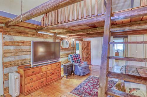 1 Bed 1 Bath Vacation Home In Sylva