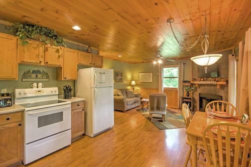 Charming Fox Den Cabin In Whittier With Hot Tub!