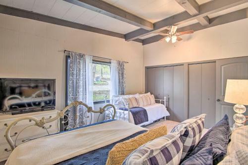 Waters Edge Retreat With Dock, Deck And Kayaks!
