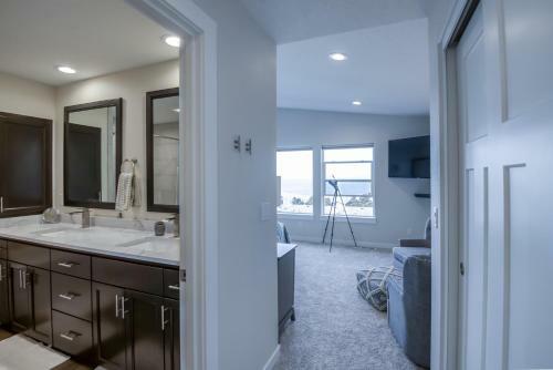 Oceanview Townhome - Pet Friendly - Sleeps 6 - King