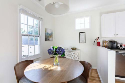 Soak Up The Light At A Chic Duplex 6 Blocks From King Street