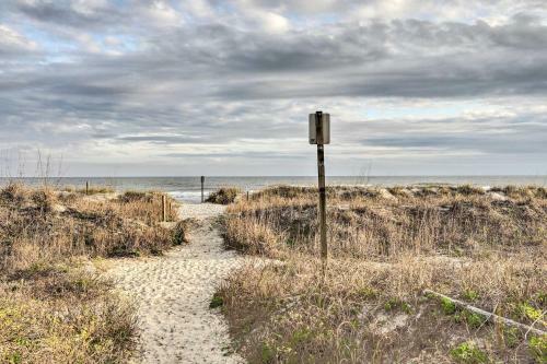 Chic Folly Beach Haven With Deck - Steps To Ocean!