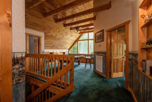 Douglas Lake Hilltop Hideaway