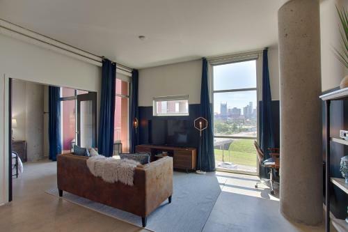 Mid Century Modern Downtown Condo 30+ Night Min