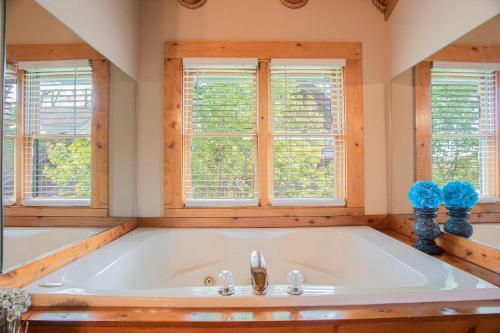 Deer Tracks Retreat In Pigeon Forge!