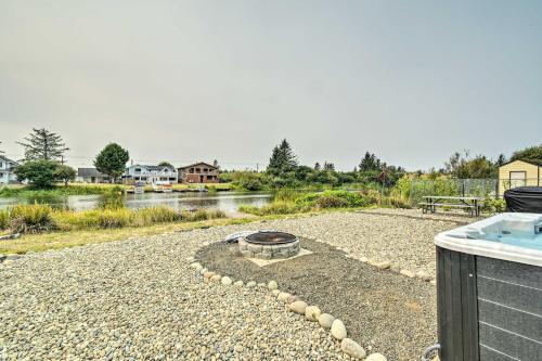 Waterfront Getaway With Private Hot Tub And Dock!