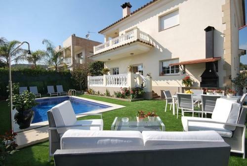Lloret de Mar Villa Sleeps 8 Pool Wifi