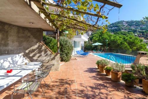 Lloret de Mar Villa Sleeps 6 Pool Wifi