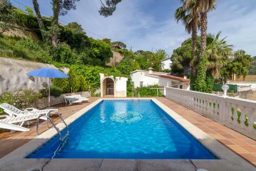 Lloret de Mar Villa Sleeps 6 Pool Wifi