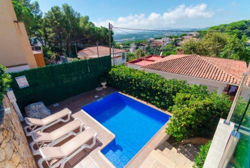 Lloret de Mar Villa Sleeps 12 Pool Wifi