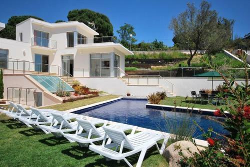 Lloret de Mar Villa Sleeps 8 Pool Air Con Wifi