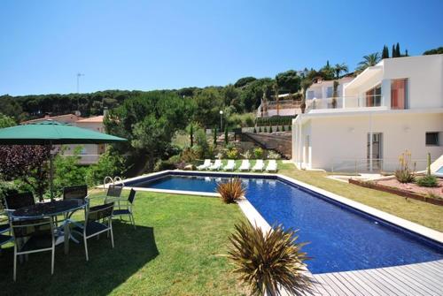 Lloret de Mar Villa Sleeps 8 Pool Air Con Wifi