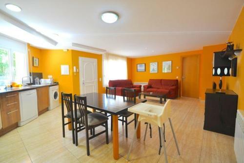 Lloret de Mar Villa Sleeps 11 Pool Wifi
