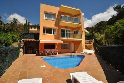Lloret de Mar Villa Sleeps 11 Pool Wifi