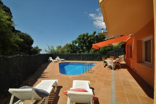 Lloret de Mar Villa Sleeps 11 Pool Wifi