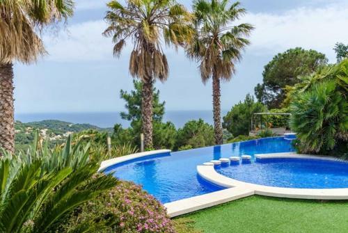 Lloret de Mar Villa Sleeps 8 Pool Air Con Wifi