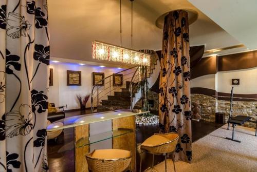 Lloret de Mar Villa Sleeps 8 Pool Air Con Wifi