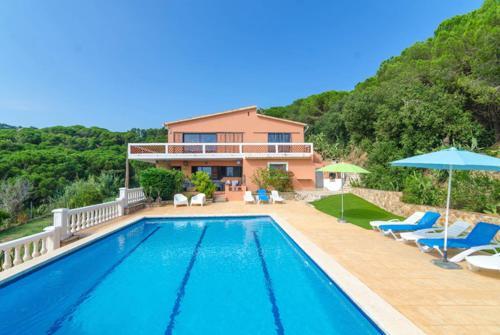 Lloret de Mar Villa Sleeps 14 Pool Wifi