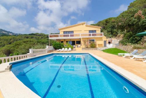 Lloret de Mar Villa Sleeps 14 Pool Wifi