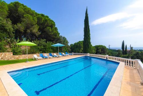 Lloret de Mar Villa Sleeps 14 Pool Wifi