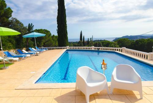 Lloret de Mar Villa Sleeps 14 Pool Wifi