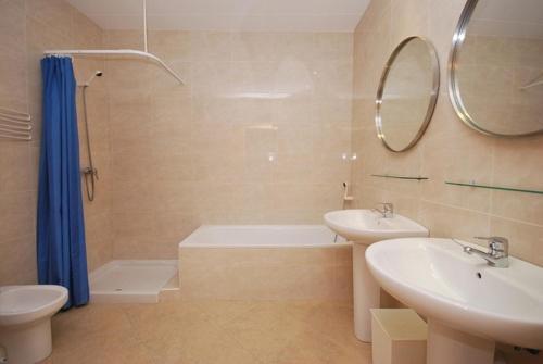 Lloret de Mar Villa Sleeps 8 Pool Air Con Wifi