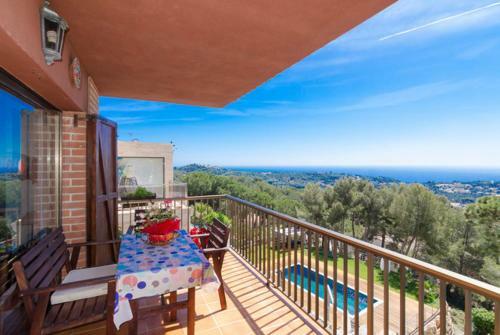 Lloret de Mar Villa Sleeps 8 Pool Wifi