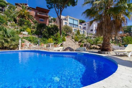 Lloret de Mar Villa Sleeps 8 Pool Wifi