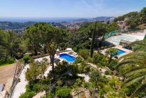 Lloret de Mar Villa Sleeps 8 Pool Wifi