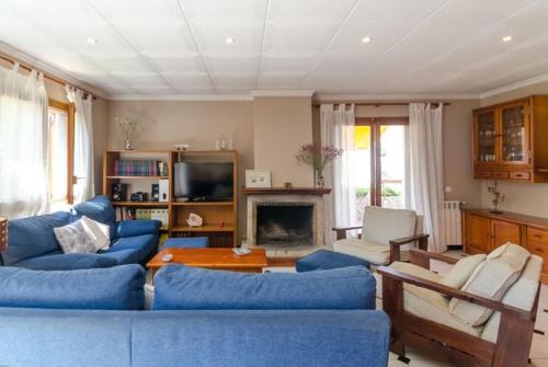 Lloret de Mar Villa Sleeps 8 Pool Wifi