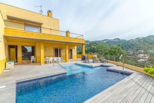 Lloret de Mar Villa Sleeps 7 Pool Air Con Wifi