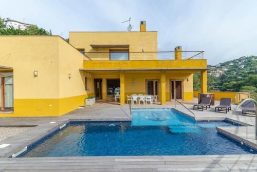 Lloret de Mar Villa Sleeps 7 Pool Air Con Wifi