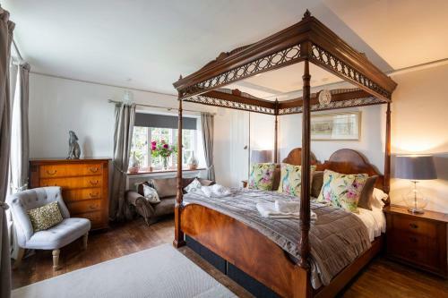Dursley Chateau Sleeps 19 Wifi