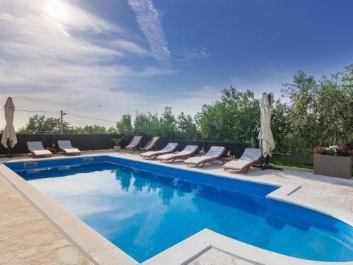 Gorgeous Villa In Lisicic By The Forest