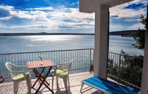 Apartments Dubravko-5m From Beach