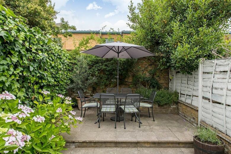 Delightful 2 Bed House In Stylish Fulham