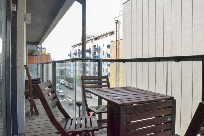 Modern 2bd Apartment With Balcony On A Canal