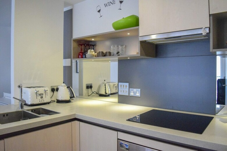 Modern 2bd Apartment With Balcony On A Canal