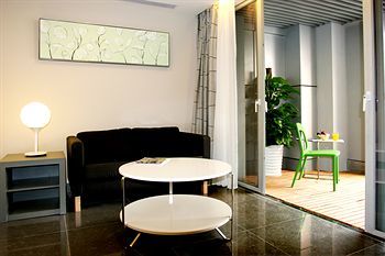 Yi-wu Commatel Hotel