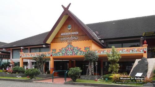 Hostal Kost St 27 (Female Only)