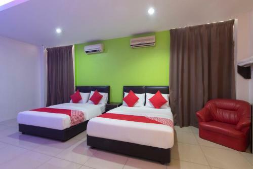 Oyo 44072 Mines Cempaka Hotel