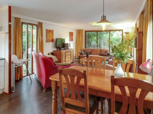 Beautiful Chalet With Swimming Pool In Stegeren