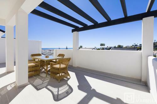 Estepona Sunsets - Modern 3-br Beachside Apartment