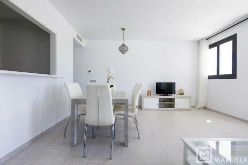 Estepona Sunsets - Modern 3-br Beachside Apartment