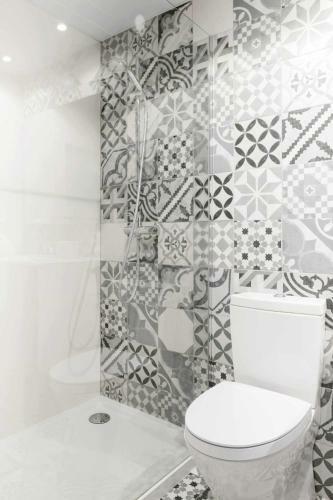 Revitalized Downtown Apartment In Historical Building