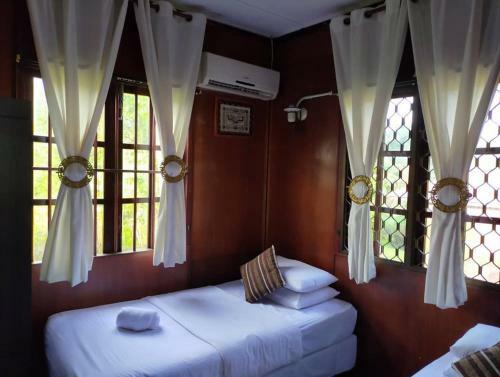 Kampong Style Homstay 10 Meter To Beach