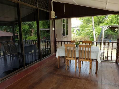 Kampong Style Homstay 10 Meter To Beach